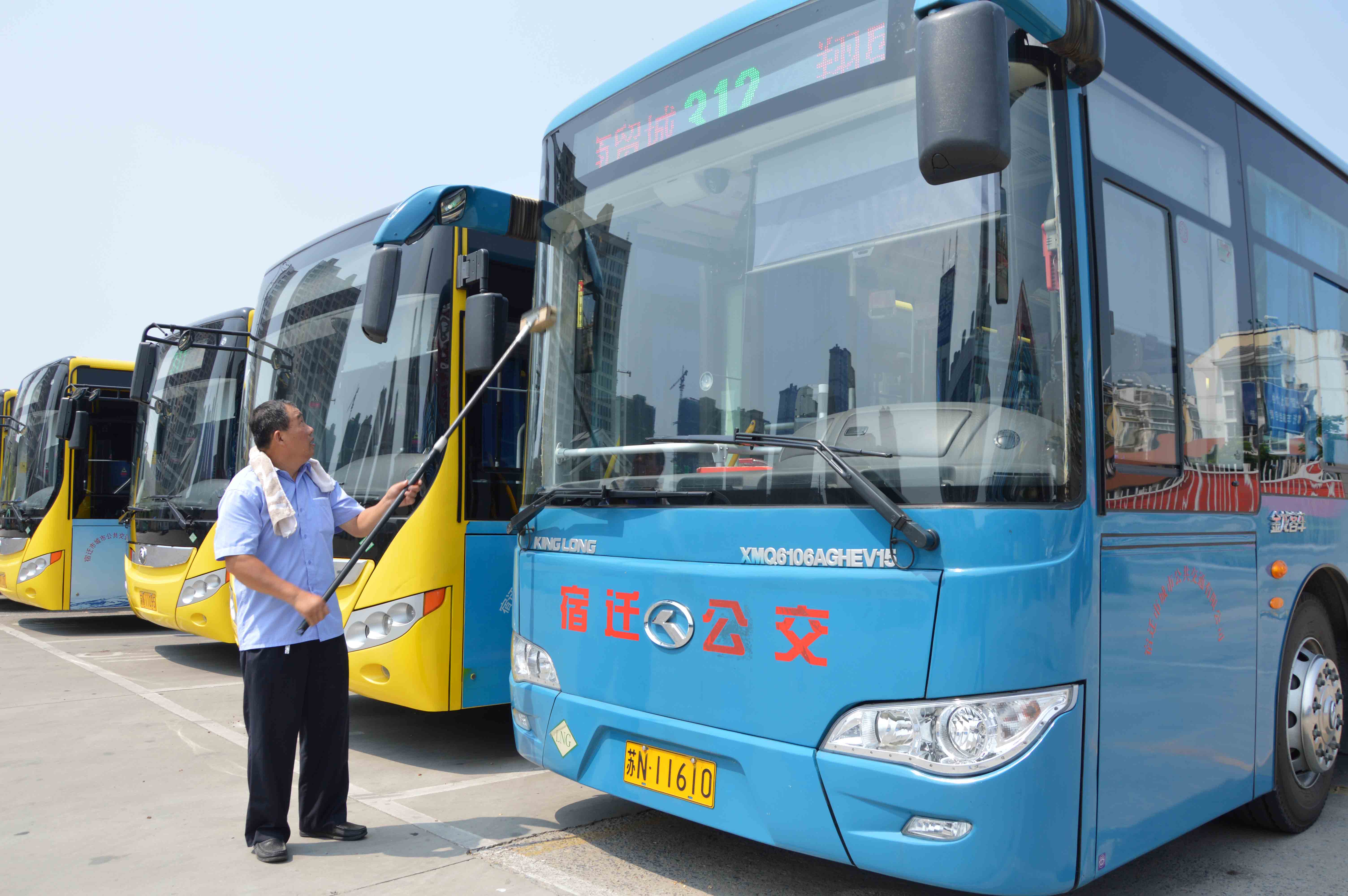 1　公交駕駛員高溫下打掃車(chē)輛衛生.jpg