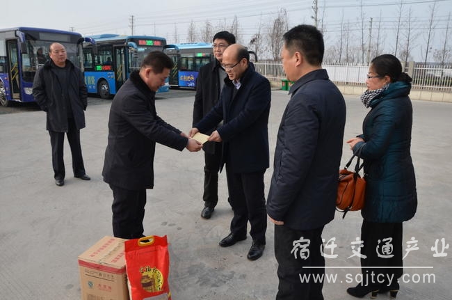 1劉飛總經(jīng)理為公交困難黨員張成陸送上慰問(wèn)金-001.JPG