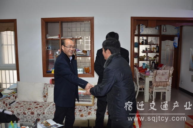 2 劉飛總經(jīng)理看望交建公司困難職工.JPG