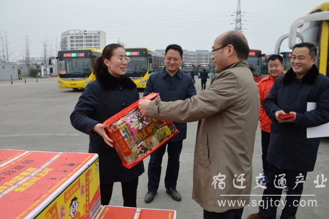 劉總給公交職工送上慰問(wèn)品1.JPG